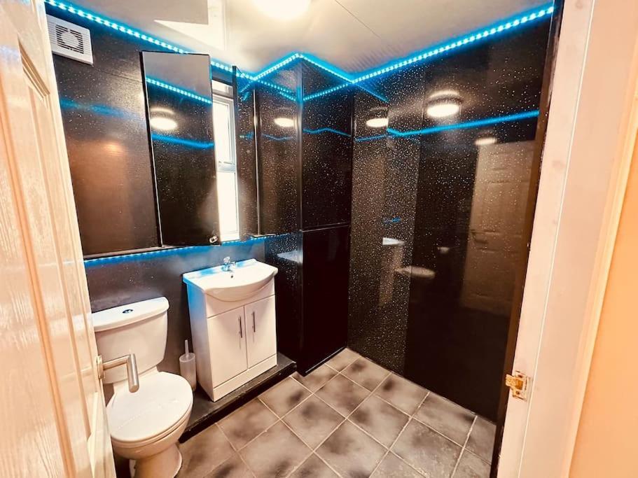 Winter Gardens Large Flat 1 *